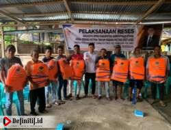 Serap Aspirasi, Anggota DPRD Gorut Jerri Kiswanto Bagi Life Jacket untuk Nelayan