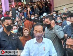 Warga Surabaya Antusias Sambut Kedatangan Jokowi di Pasar Pucang Anom