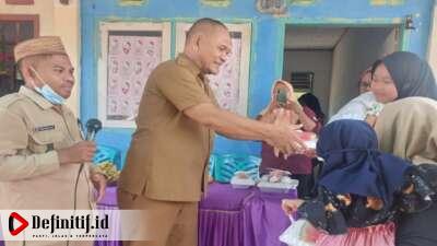 Motabi Kambungu di Atinggola, Bappeda Gorut Salurkan PMT kepada Ibu dan Bayi