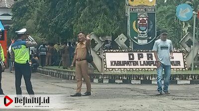 Demo Aparat Desa di Lampung Timur. Tak Puas Berorasi di Kantor Bupati, Massa Lanjut Datangi Gedung DPRD