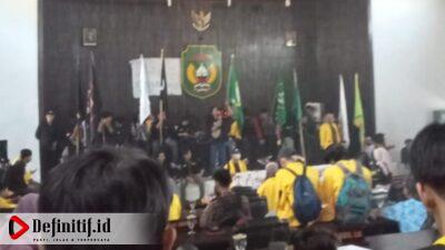 Tolak Kenaikan Harga BBM, Mahasiswa Universitas Cokroaminoto Palopo Duduki Ruang Paripurna DPRD