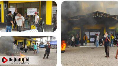 Kader Golkar Muara Enim Demo dan Segel Kantor DPD