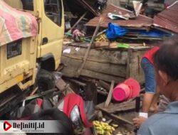 Pedal Gas Terganjal Sesuatu, Sebuah Truk Tabrak Beberapa Motor dan Pedagang Pasar
