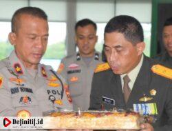 Beri Kejutan Kepada Danrem 044/Gapo, Wakapolda Sumsel Beri Nasi Tumpeng Dalam Rangka HUT TNI ke 77