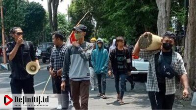Sembelih Ayam Ketika Aksi di Depan Kejari Banyuwangi, Ini Penjelasannya