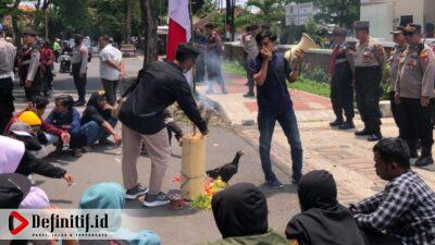 Meminta Nafiul Huda Segera Ditahan, LDKS PIJAR Gelar Teatrikal Sembelih Ayam