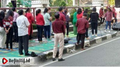 Belum Dapat Rekomendasi Pemda Kota Medan, Puluhan Jemaat GEKI Kebaktian di Trotoar Jalan Kantor Wali Kota Medan