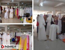 Ratusan Jamaah Haji Berburu Pakaian Putih di Masjid Islamic Center ‘Dato Tiro’ Bulukumba
