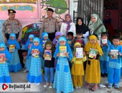 Polri Peduli Budaya Literasi, Satsamapta Polres Bulukumba Bagikan Puluhan Buku
