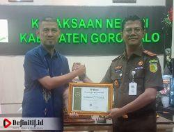 Kajari Gorontalo Terima Piagam Penghargaan dari Bea Cukai