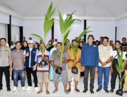 Bupati Gorontalo Serahkan 8.388 Bibit Kelapa untuk Dukung Produktivitas Petani Mootilango