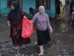 Fatri Botutihe Serahkan Makanan Siap Saji untuk Ringankan Beban Korban Banjir Biau