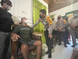 Peduli, Kapolda Gorontalo Kunjungi Anggotanya yang Sedang Sakit