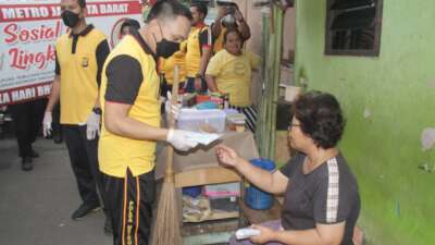 Polres Metro Jakarta Barat Gelar Jum’at Berkah Hingga Bersih-bersih Pemukiman Warga