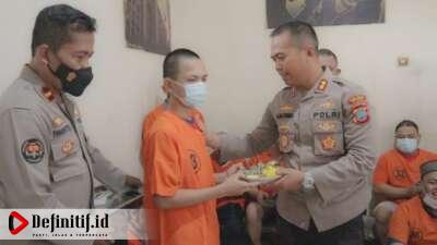 Sambut Hari Bhayangkara ke-76, Kapolres Bitung Makan Bersama dengan 91 Tahanan