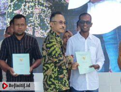 Hadiri Peringatan Hari Damai Aceh ke-17, Kepala BSKDN Serahkan Sertifikat Tanah kepada Korban Konflik di Aceh