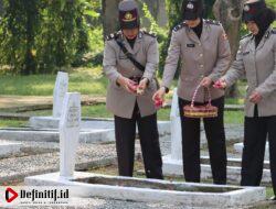 Polwan Polres Lampung Selatan Ziarah di TMP Kesuma Bangsa dalam Rangka HUT Polwan ke 74