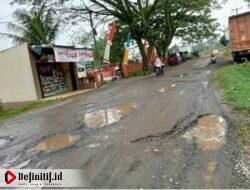 Warga Keluhkan Jalan Rusak Parah Di Depan Kantor Kecamatan Katibung Kabupaten Lampung Selatan