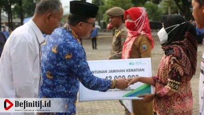 Apel Bulanan Pemkab Lamsel, Sekda Thamrin Serahkan Secara Simbolis Kartu BPJS Ketenagakerjaan Kepada THLS