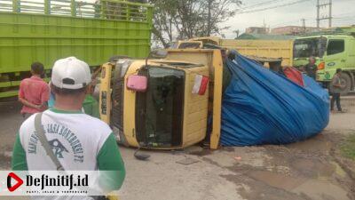 Akibat Timbunan Jalan Tak Rata, Truck Muatan Beras Alami Kecelakaan