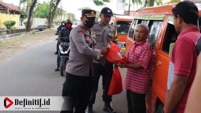 Polres Lampung Selatan Bagikan Sembako Pasca Penyesuaian Harga BBM