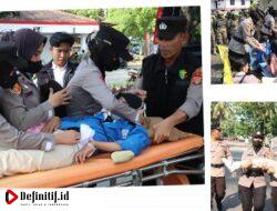 Tiga Polwan Evakuasi Mahasiswi Pingsan Saat Demo Di Depan Kantor DPRD Lamsel