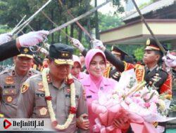 Upacara Pedang Pora Warnai Pisah Sambut Kapolda Jatim