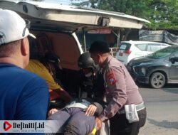 Gerak Cepat, Unit Lantas Polsek Driyorejo Evakuasi Korban Laka Tunggal
