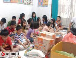 Klenteng Kwan Te Bio Berbagi Paket Natal ke Anak Yatim Piatu