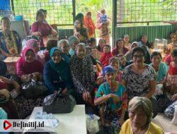 Tempat Sembahyang Cinalat Thailand Bagi Paket Sembako kepada Janda-janda Sekitar