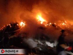 Sabut Kelapa Milik PT Wongsul Terbakar, Dinas Damkar dan Penyelamatan Lamsel Gerak Cepat Padamkan Kobaran Api