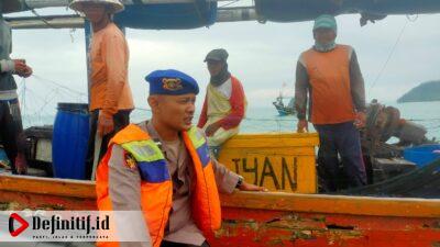 Satpolair Polres Lamsel Sambangi Nelayan di Selat Sunda
