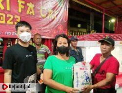 Bakti Imlek, Klenteng Kwan Te Bio Bagikan Sembako, Angpao dan Makanan Ringan kepada Masyarakat yang Rayakan Imlek