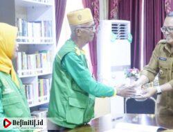 Bupati Thariq Tunaikan Zakat Fitrah kepada Pengumpul Zakat