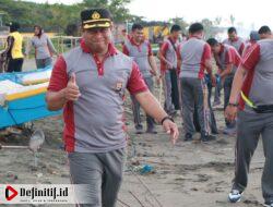 Peduli Lingkungan, Ratusan Personel Polres Bulukumba Bersihkan Pantai Merpati