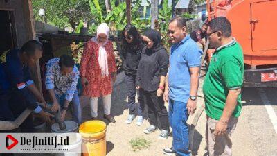 Dampak Kemarau Mulai Terasa, Bupati Nelson Turun Distribusikan Air Bersih di Desa Bakti