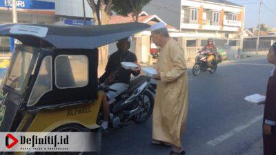 Persaudaraan Kilolima Mulolo Pagi ini Bagikan 300 Nasi Kotak