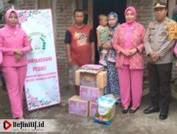 Peduli Korban Kebakaran, Bhayangkari Polsek Bulukumpa Salurkan Bantuan Paket Sembako