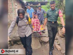 Kompak, Bhabinkamtibmas dan Babinsa Gotong Warga yang Sakit