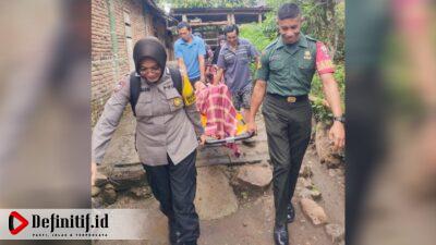 Kompak, Bhabinkamtibmas dan Babinsa Gotong Warga yang Sakit