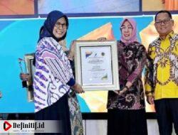 Bupati Thariq Modanggu dan Kepsek Riani D. Paputungan Terima Penghargaan Lomba Sekolah PJAS Aman di Jakarta