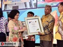 Desa Pangan Aman, Bupati Gorontalo Utara dan Kepala Desa Buluwatu Terima Penghargaan Juara II Nasional