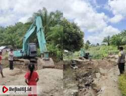 Atasi Kesulitan Warga, Bhabinkamtibmas di Gorontalo ini Bantu Perbaiki Jalan Rusak