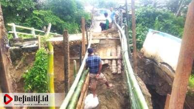 Pemdes Pulubala dan Masyarakat Buat Akses Darurat di Lokasi Jembatan Ambruk