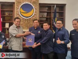NasDem Serahkan SK Dukungan untuk Roni Imran dan Ramdhan Mapaliey