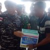 Patroli Perbatasan Indonesia–Filipina, KRI Selar 879 Salurkan 100 Paket Sembako untuk Nelayan Sangihe