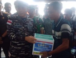Patroli Perbatasan Indonesia–Filipina, KRI Selar 879 Salurkan 100 Paket Sembako untuk Nelayan Sangihe