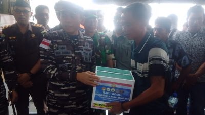 Patroli Perbatasan Indonesia–Filipina, KRI Selar 879 Salurkan 100 Paket Sembako untuk Nelayan Sangihe