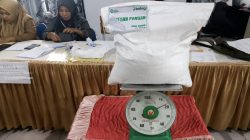 Bantuan Pangan Bulog Diduga Bermasalah, Warga Ulapato A Temukan Beras Kurang Takaran