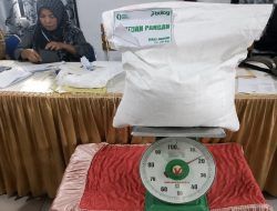Bantuan Pangan Bulog Diduga Bermasalah, Warga Ulapato A Temukan Beras Kurang Takaran